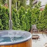 River House Jacuzzi Sauna Будинок відпочинку