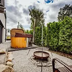 River House Jacuzzi Sauna Будинок відпочинку